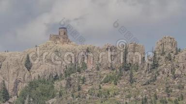 南达科他州布莱克山顶上的石火瞭望塔近距离拍摄`片<strong>云纹</strong>的黑山